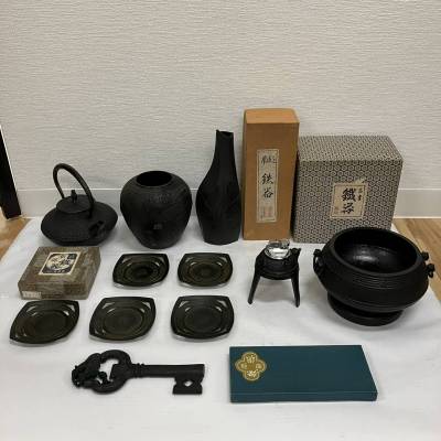 #11646AZ 南部鉄器 おまとめ 鉄瓶 急須 湯釜 ミニ火鉢 煎茶道具 花器 花入 金属工芸 鍵型 栓抜き 茶托や コースター 詳細不明 現状保管品