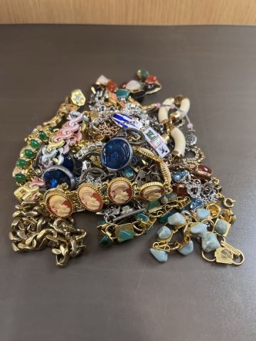 ジャンクブレスレット30点＋&alpha; 色石　天然石　ゴールドカラー アクセサリー