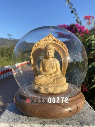仏教美術　如来像　ヒノキ材　木彫仏像　精巧な工芸品　ガラスケース入り置物　高さ約12cm