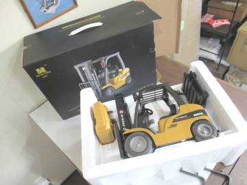 極美品HuiNa Toys　1/10スケール　8チャンネル　ラジオコントロール（RC）フォークリフトモデル　型番1577　ダイキャスト製　重機ラジコン