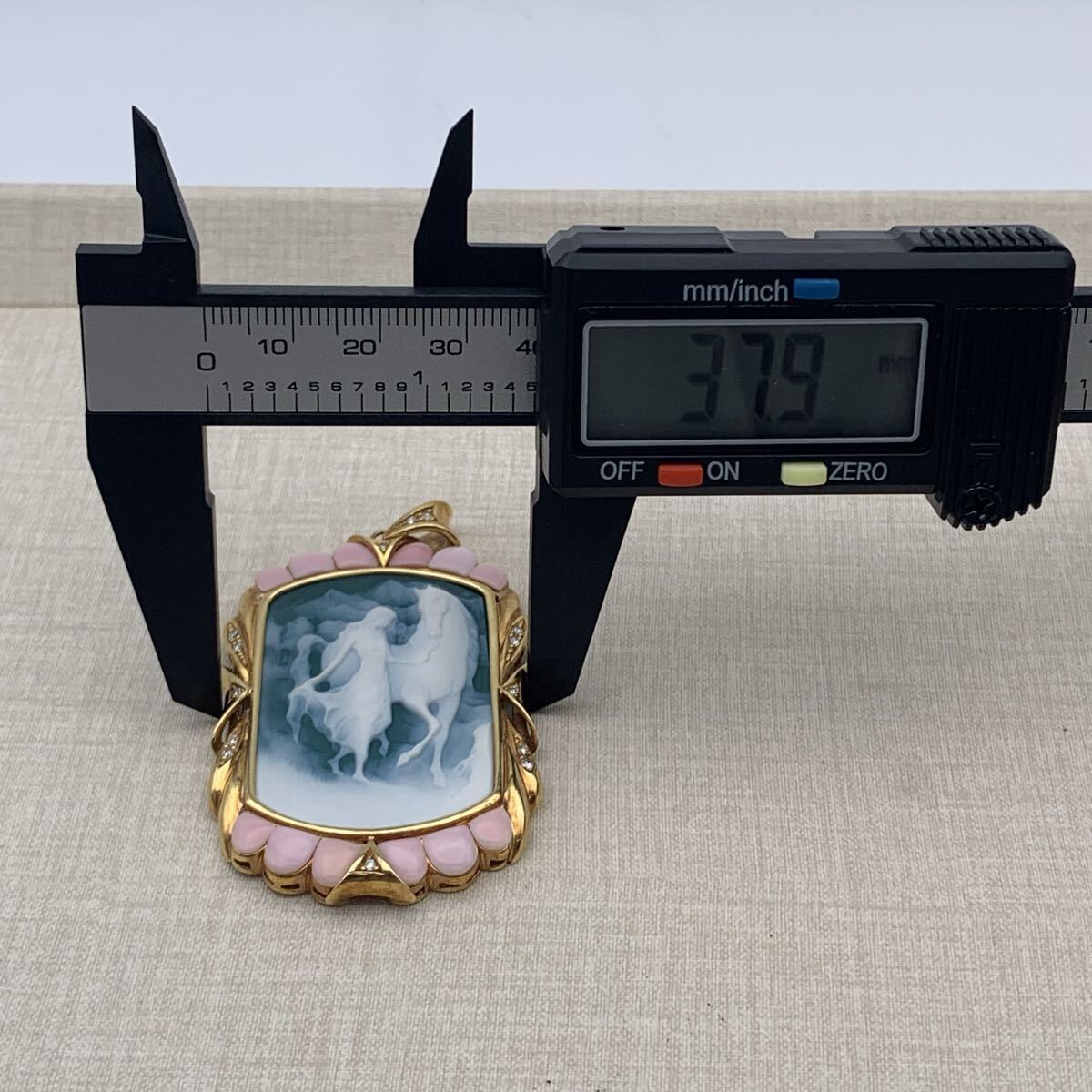  カメオ ペンダントトップ K18 サンゴ付き カメオブローチ ゴールド アクセサリー