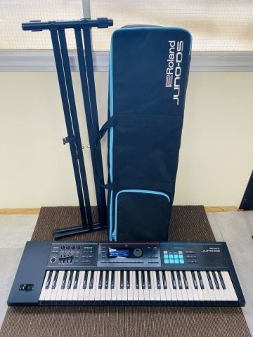 ■Roland JUNO-DS61 ローランド シンセサイザー キーボード 楽器 鍵盤楽器 楽器用品 ソフトケース付 スタンド付 通電のみ確認済 動作未確認