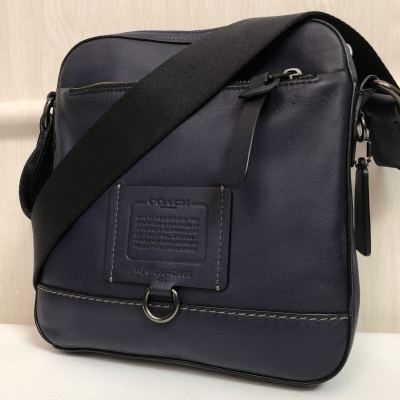 極美品／リビングトン●コーチ COACH ショルダーバッグ サコッシュ メンズ ビジネス 大容量 レザー 本革 ネイビーブルー 斜め掛け ボディ