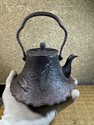 小振り　南部鉄器　南部鉄瓶　満水容量700cc 釜師　名人　 鉄瓶 煎茶道具　検索(小泉　高橋　立徳　鈴木　盛久　有阪)