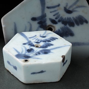 FE241 朝鮮美術 李朝 白磁 染付 草花文 六角水滴 幅6.6cm 木箱附・李朝水滴・青花草花紋六方硯滴 書道具 朝鮮古陶 朝鮮古美術