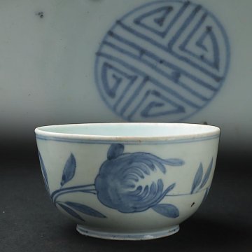 FG335 朝鮮美術 李氏朝鮮 19世紀 李朝 分院 白磁 染付 菊花蝶 見込 寿字文 鉢 木箱付 分院里 定窯 李朝陶磁 朝鮮古陶 朝鮮古美術