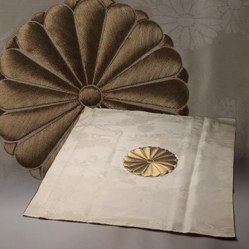 FG864 時代 皇室下賜品 古裂 正絹 竹菊水 金糸 刺繍「菊紋章」飾布 縦70cm 古美術品