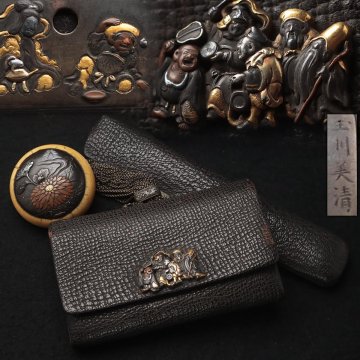 FG343 江戸時代【玉川美清 作】銀鎖金具 精巧 銅地金銀嵌図七福神図 金具揃 黒棧留革 煙草入 高彫象嵌鏡蓋牙饅頭根付 総重285g 木箱附