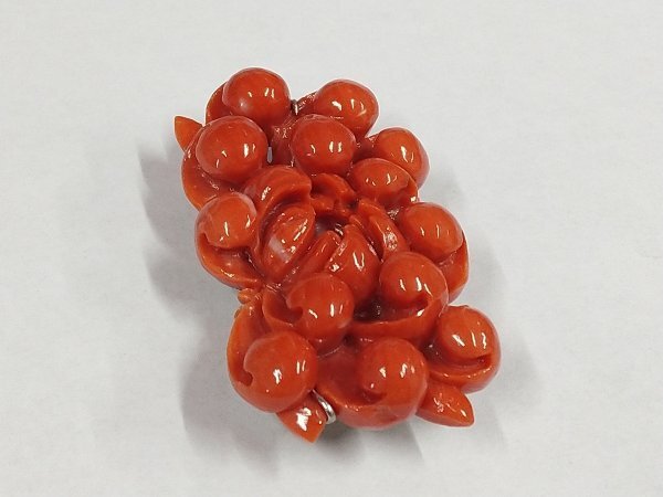  0503L76　本珊瑚　サンゴ 　帯留＆ブローチ　彫刻品　約19.5ｇ