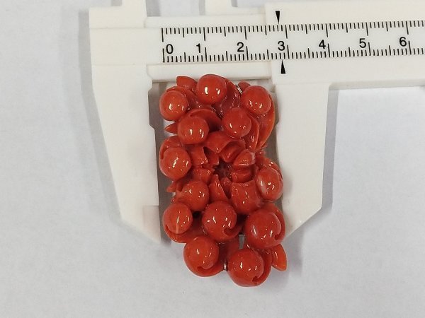  0503L76　本珊瑚　サンゴ 　帯留＆ブローチ　彫刻品　約19.5ｇ