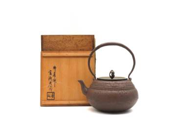 R8220 寒雉 宮崎彦九郎 造 手取釜 鉄瓶 鉄器 鉄壺 急須 湯沸かし 在銘 共箱 金属工芸 時代物 古美術 茶道具 茶注 茶器
