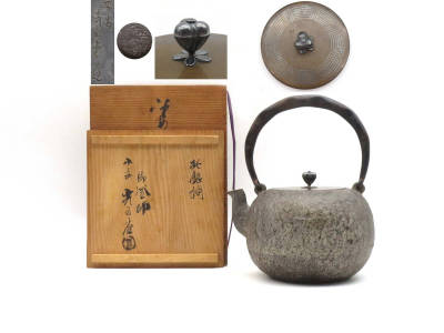 R8221 平安 光玉堂 造 姥口 丸形鉄瓶 純銀摘 鉄器 鉄壺 急須 湯沸かし 在銘 刻印 共箱 金属工芸 時代物 古美術 茶道具 茶注 茶器 