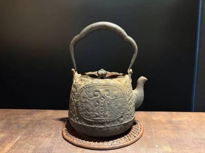 ■小振り550cc 龍文堂　鉄瓶　安之介手■e0煎茶　急須 湯沸かし 鉄壺 鉄器 金属工芸 茶道具 時代物 古美術