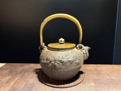 ■小振り650cc 明治　亀文堂　鉄瓶■c0煎茶　急須 湯沸かし 鉄壺 鉄器 金属工芸 茶道具 時代物 古美術