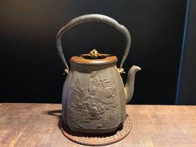 ■大國寿朗作　鯉仙人図　木瓜形　鉄瓶　800cc 楼閣山水■h0煎茶　急須 湯沸かし 鉄壺 鉄器 金属工芸 茶道具 時代物 古美術