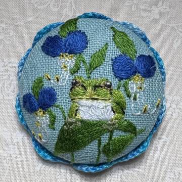 ブローチ　ハンドメイド　カエルとツユクサ　蛙　露草　初夏　草花　刺繍　刺しゅう　手刺繍　新品