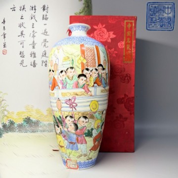 中国景徳鎮製　唐子人物粉彩薄胎花瓶 高さ約32.5cm　共箱付