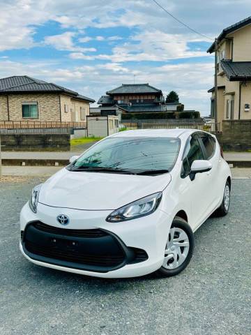 トヨタ アクア 年式令和7年5月 走行距離 8,200 KM, パーキング センサー, ナビゲーション, スマートキー, バックカメフ,ETC,