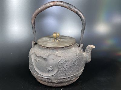 【晴寿堂】明治時代　古鉄瓶　和歌彫　希少形　漏れ無 茶道具 金属工芸 煎茶道具 鉄瓶