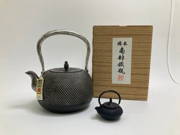 【5-2-8521】南部鉄器 斎峰 砂鉄鉄瓶 伝統工芸品 砂鉄釜 南部鉄瓶 本砂鉄湯釜 弁慶松