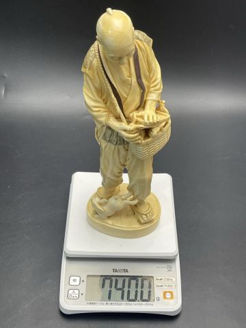 Gk9 アジアン工芸 老人と兎置物 740g 義昭作 供箱付 装飾パーツ コレクション整理品 鯨 根付 天然素材 アンティーク 彫刻細工