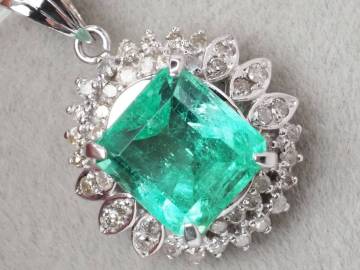 【9877D】K18WG 天然エメラルド 天然ダイヤモンド 2.00ct/0.30ct/2.46g ペンダントトップ