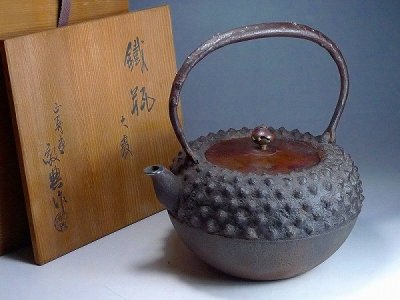 8010N02*6C▲正寿堂 高橋敬典作 鬼霰文粒銀象嵌堤手 虫食摘み銅蓋　銀覆輪口 鉄瓶 共箱付き アラレ 鉄器 湯沸かし 急須