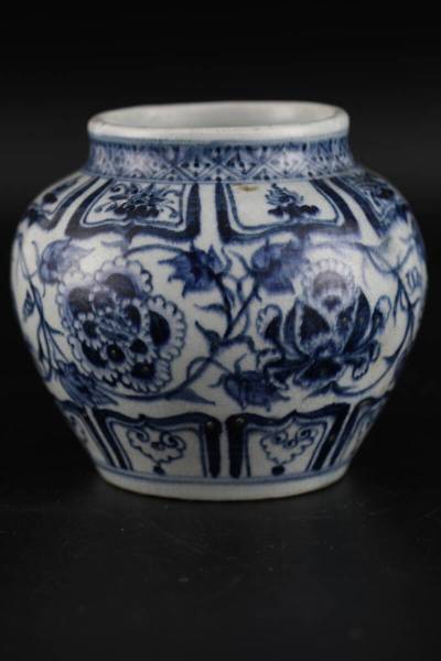【京蔵】1円から 清代 青花纏枝蓮弁文小壷 亮青釉底 中国古玩 景徳鎮 染付 茶心壷 煎茶道具 飾壷 骨董 時代物