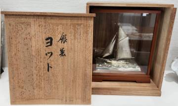 C-PR337 【現状保管品】 銀製 ヨット 置物 シルバー インテリア 船 遊行船 帆船 ガラスケース 木箱 SILVER 金属工芸 アンティーク 工芸品