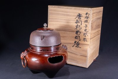 【珍品堂】1円から 釜師 人間国宝 高橋敬典 勘渓 銀摘銅蓋 唐銅 鬼面風炉 和鉄岩肌地紋丸釜 唐銅 共箱 木箱 骨董品 古美術 H35.3cm M-A5NJ