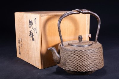 【珍品堂】1円から 南部盛岡 三厳堂製 在銘 南部鉄器 鉄瓶 急須 茶道具 茶器 共箱 木箱 時代物 古美術 骨董品 H20cm 重1.38kg M-C21B-SR4