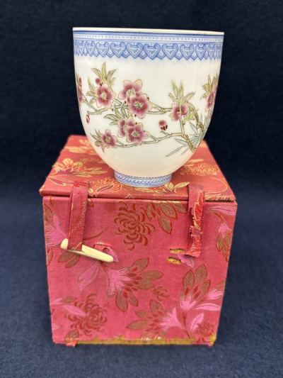 r8061116 中国景徳鎮製　粉彩色絵　漢詩花模様　 薄胎　湯呑　茶碗　置物　 中国古玩 古賞物