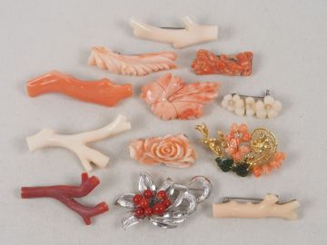 珊瑚 ブローチ まとめて 12点 赤 桃 サンゴ デザイン 色々 枝 花 彫刻 コーラル シルバー アクセサリー