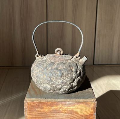 売り切り　時代　釜師造　小振　岩肌　鉄砲口　丸形鉄瓶　時代箱　検) 煎茶道具 銀瓶 急須 宝瓶 龍文堂 金寿堂 安之介 宮崎寒雉