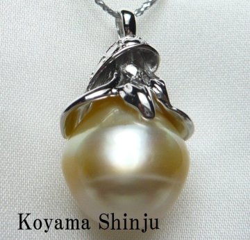 新品★小山真珠★１円～最新デザイン！現品限り！美色シャンパンゴールドカラー！特大14.7ミリ白蝶真珠デザインパールペンダントトップ