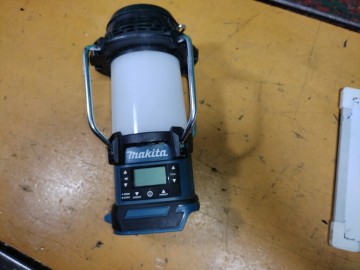 K80607 （28）　ランタン　ラジオ　マキタ　MAKITA　バッテリー式　電灯