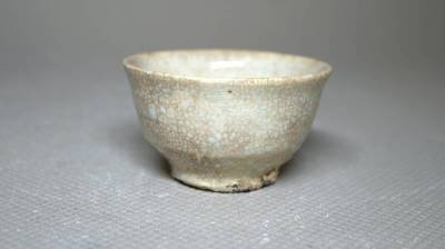 「酒盃特集」　金海白磁盃～べた高台（李朝前期）