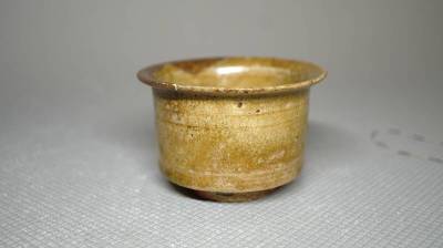 『酒盃特集』　黄瀬戸筒盃（桃山時代）