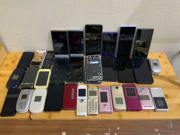 ガラケー・スマホ・PHS まとめ 31点 ジャンク品 動作確認未確認 部品取り 折り畳み 破損