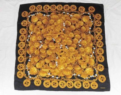 CHANEL ココマーク メダリオン アクセサリー柄 シルク100％ ブラック/ゴールド系 スカーフ ファッション 服飾小物 シャネル 1円~　D0471