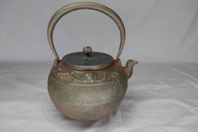 龍文堂造　在銘　鉄瓶　花唐草図　煎茶道具