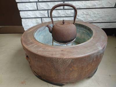 【2057F】くり抜き火鉢　鉄瓶　斎峰　五徳付き　旧家蔵出し品　火鉢　茶道具