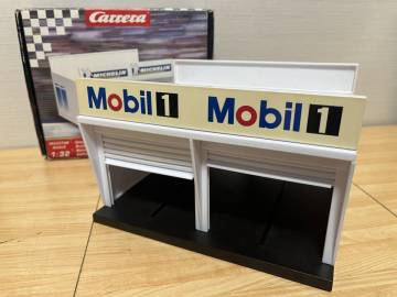 1/32 Carrera製 PIT GARAGE "Mobil 1"