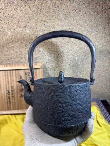未使用　小振り　共箱　善平　砂鉄　岩肌　虫喰肌　 鉄瓶 南部鉄器 南部鉄瓶 煎茶道具　検索(小泉　盛久　有阪　高橋　立徳　万治　鈴木)