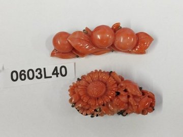 0603L40　本珊瑚　サンゴ 　帯留＆ブローチ　2点セット　彫刻品　約14.4ｇ