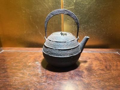 釜師造　小振　岩肌　鉄砲口　丸形鉄瓶　検) 煎茶道具 銀瓶 急須 宝瓶 龍文堂 金寿堂 安之介 宮崎寒雉