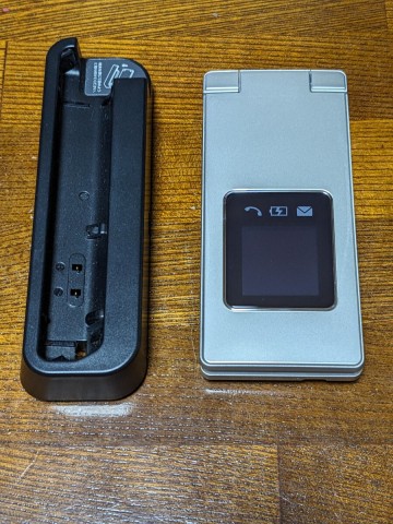 美品　SoftBank　ガラケー　505SH かんたん携帯9 携帯電話無線機　SHAFT1/2/3 本体と卓上ホルダーのみ