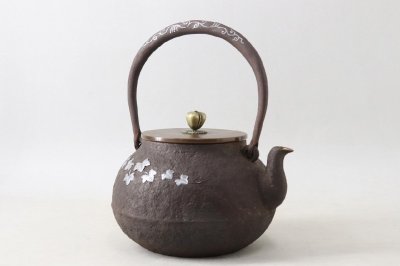 金寿堂 岩肌丸形 鉄瓶 銀象嵌 銅弦 重さ1696g 煎茶道具 湯沸 6-C058/1/080