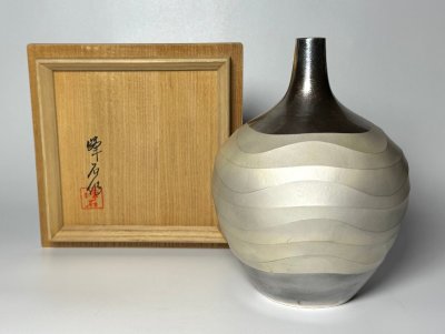 純銀　希少作【人間国宝　奥山峰石】作　南鐐波文花瓶　共箱　純銀　重さ754g　本物保証