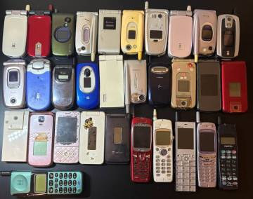 未確認 携帯電話 ガラケー 等 31台 まとめ au softbank docomo vodafone J-PHONE P506iC F-09B A5307ST 総重量約3.2kg 部品取り パーツ取り